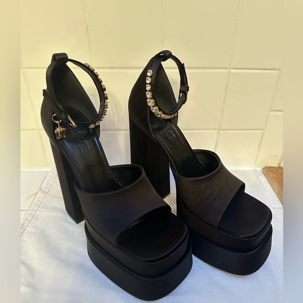 NEW Versace Aevitas Black Platform Pumps